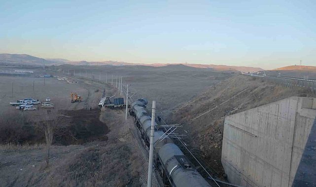 Kırıkkale'de raylara üzerine yıkılan istinat duvarına çarpan tren raydan çıktı