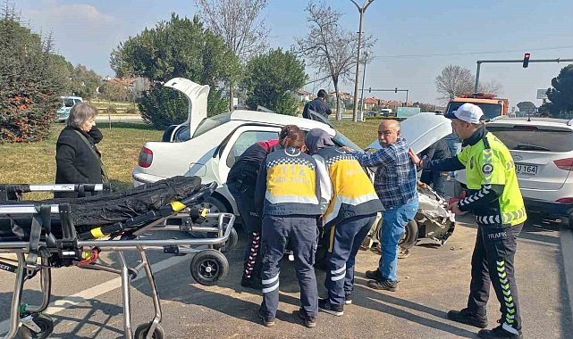 Kırmızı ışıkta bekleyen iki otomobile çarptı: 1 yaralı