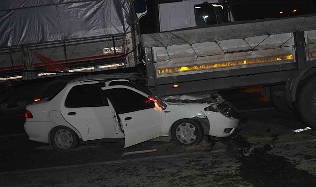 Kırmızı ışıkta bekleyen tıra otomobil çarptı: 3 yaralı