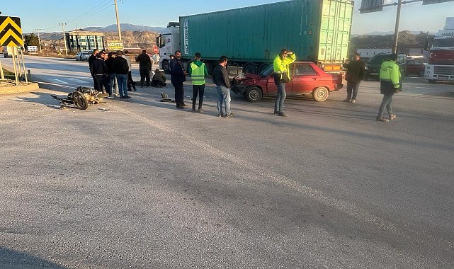 Kırmızı ışıkta geçen motosiklet, otomobille çarpıştı: 1 yaralı