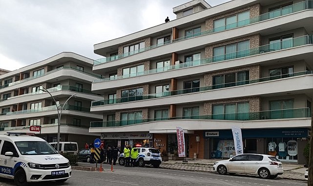 Kız arkadaşı ile tartışan genç çatıya çıktı