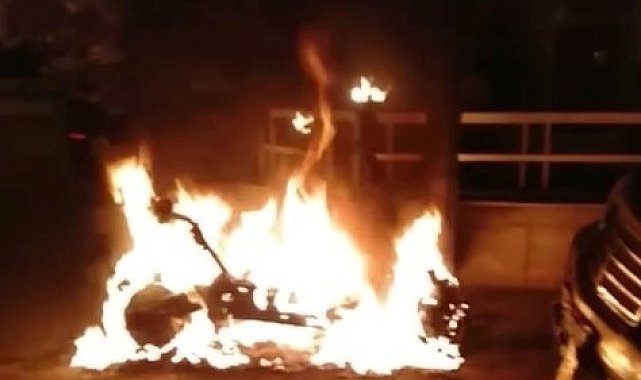 Kız arkadaşıyla tartışan uzman çavuş 5 araç ve çöp konteynerlerini ateşe verdi