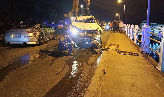 Kızgın sürücü aracıyla otomobile vurup köprüden nehre uçtu: 2 ölü