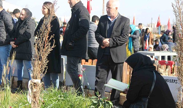 Kızıyla birlikte 16 saat enkaz altında kalan baba mezarlıkta duygulu anlar yaşadı