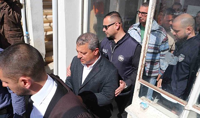 KKTC'de eski Bakan Kemal Dürüst ve eşi sahte diploma ve yolsuzluk soruşturmasında hakim karşısına çıktı