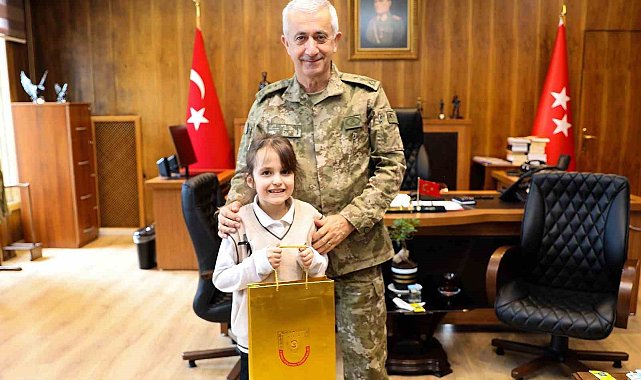 Kolordu Komutanı Tümgeneral Tevfik Alkan, minik öğrencileri kabul etti