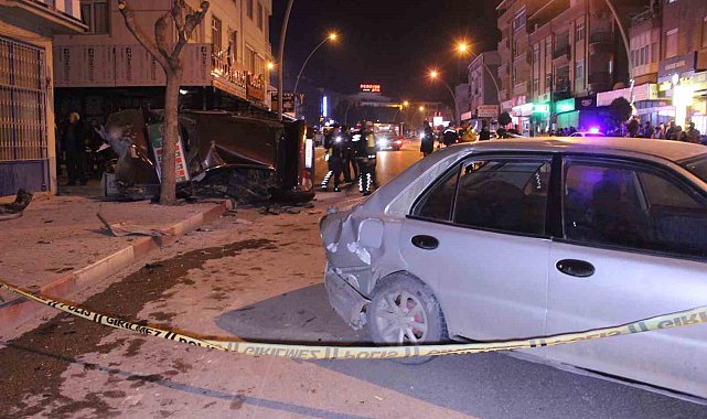 Kontrolden çıkan araç park halindeki otomobile çarparak devrildi: 2 yaralı