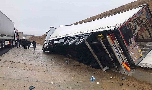 Kontrolden çıkan tır şarampole devrildi: 1 yaralı