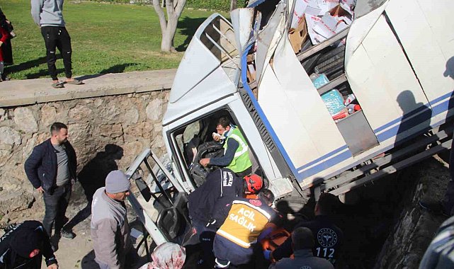 Kontrolden çıkıp kanalda asılı kalan kamyonette can pazarı