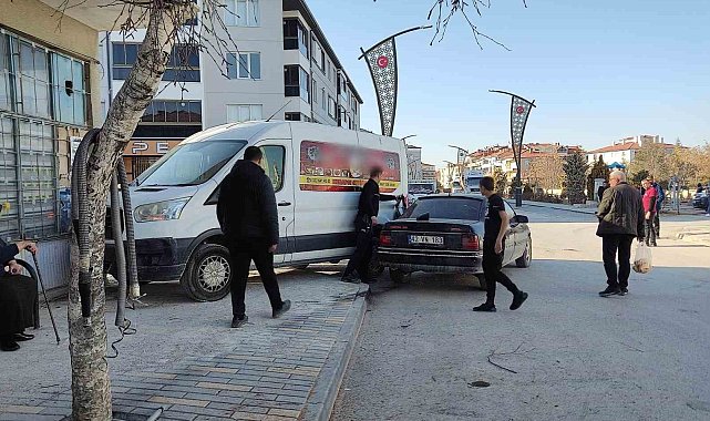 Konya'da otomobil ile minibüs çarpıştı: 2 yaralı