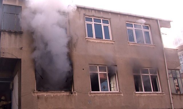 Küçükçekmece'de korkutan yangın: 1 kişi dumandan etkilendi