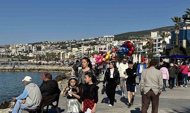 Kuşadası'nda Şubat ayında güneşli hava sahili canlandırdı