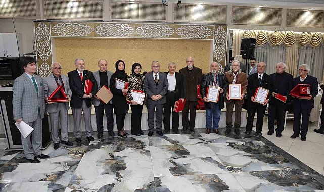 Kütahya Belediyesi kente değer katan sanatçıları ödüllendirdi