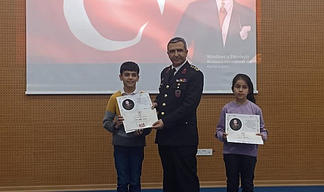 Kütahya İl Jandarma Komutanı Kırbaç'tan, resim yarışması il birincisi öğrenciye ödül