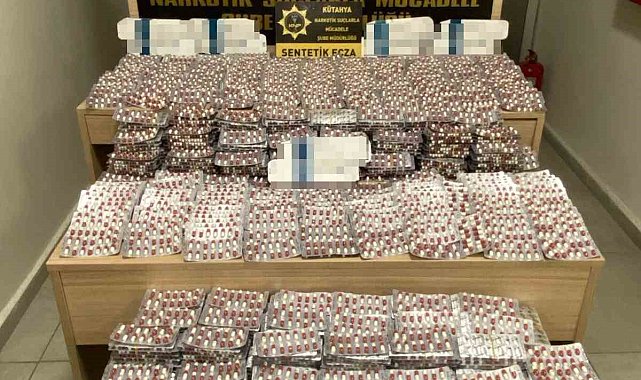 Kütahya'da 18 yaşındaki yolcunun valizinde binlerce sentetik ecza ele geçirildi