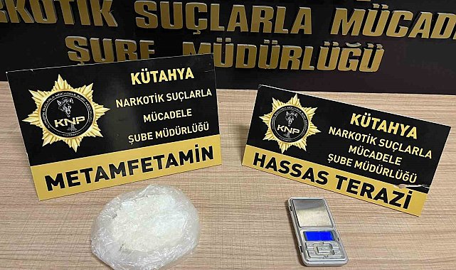 Kütahya'da uyuşturucu bulunan araçtaki 2'si kadın 3 kişi gözaltına alındı