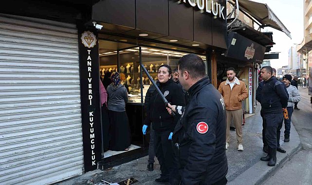 Kuyumcu kadın hırsızları işyerine kilitleyip yakalattı