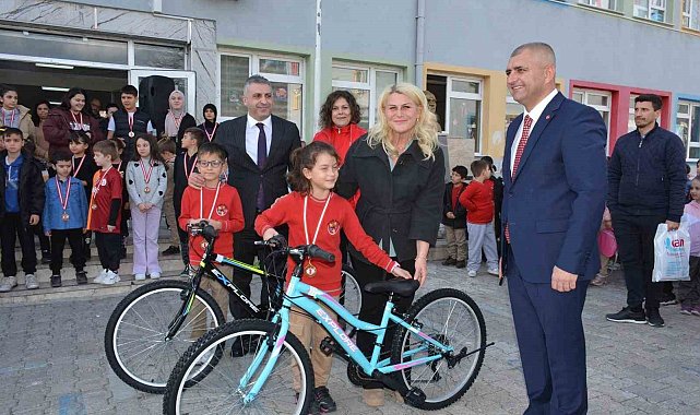 Lapseki'de kan bağışçılarına bisiklet ve madalya