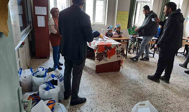 Lise öğrencilerinden köy okulu öğrencilerine yardım