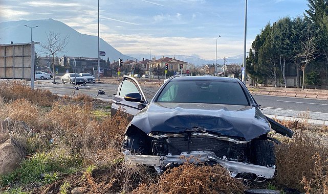 Lüks otomobilin karıştığı kazada ortalık savaş alanına döndü: 1 yaralı