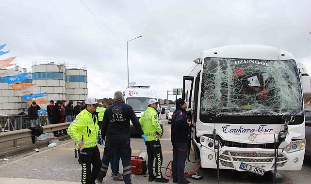 Maça giden taraftarları taşıyan midibüs tıra çarptı: 6 yaralı