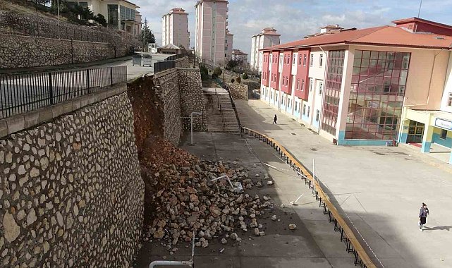 Malatya'da okulun istinat duvarı çöktü