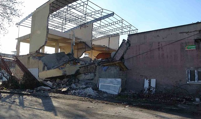 Malatya'da sanayi sitesinde 6 dükkanın bulunduğu blok çöktü