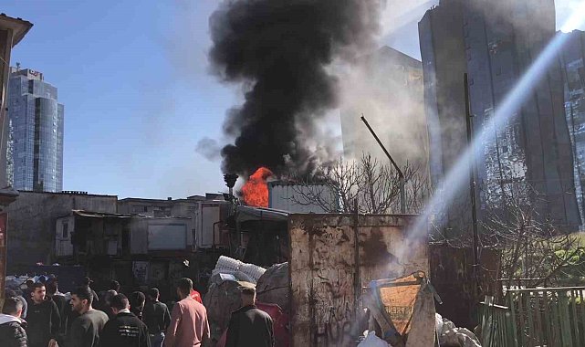 Maltepe'de geri dönüşüm tesisinde yangın: Konteynerler alev alev yandı