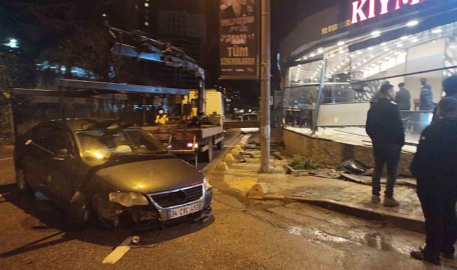 Maltepe'de kontrolden çıkan araç restorana girdi: 1 yaralı