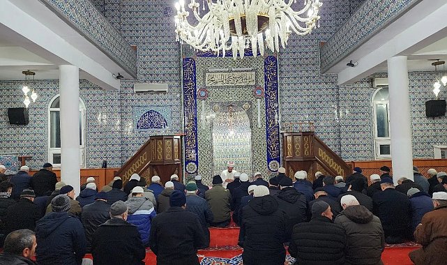 Mamure Camii'nde sabah namazında cemaat buluştu
