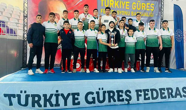 Manisa BBSK güreşçileri Afyonkarahisar'dan madalyalarla döndü