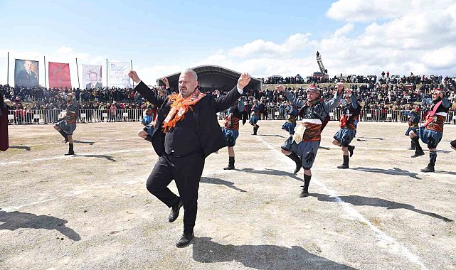 Menemen'de Folklorik Deve Gösterisi heyecanı
