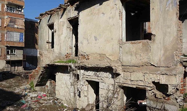 Metruk eve kanlı beze sarılı halde terk edilen bebeği bulan şahıs konuştu