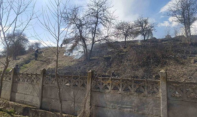 Mezarlıkta otlar alev alev yandı