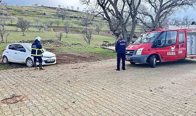 Midyat'ta çamura saplanan aracı itfaiye kurtardı
