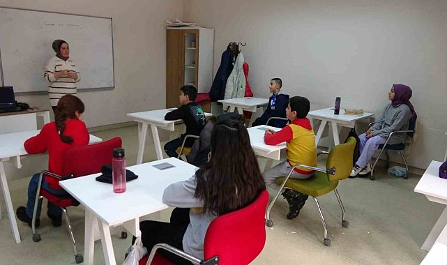 Minikler İngilizce kursunda hem eğleniyor hem öğreniyor