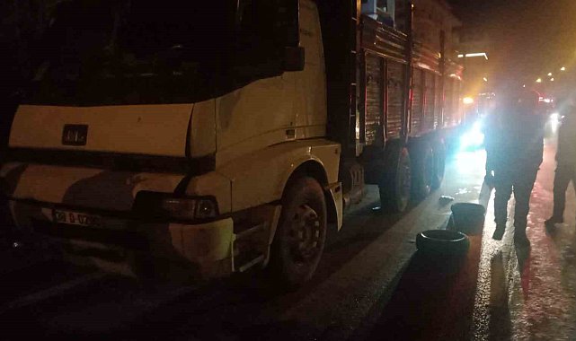 Motosiklet ile kamyon çarpıştı: 1 ölü