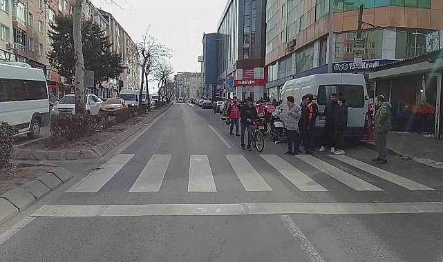 Motosikletlerin yaya geçidinde çarpıştığı kaza kamerada