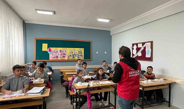 Muğla'da gönüllü gençler çocukları sanat ile buluşturdu