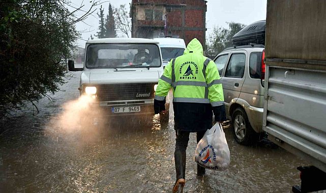 Muratpaşa'da aşevinden sel ve su baskını mağdurlarına sıcak yemek desteği
