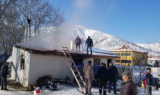 Müstakil evin çatı kısmı yandı