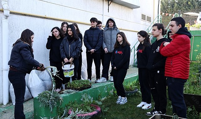 Nilüfer'de öğrenciler ders arasında fide ektiler