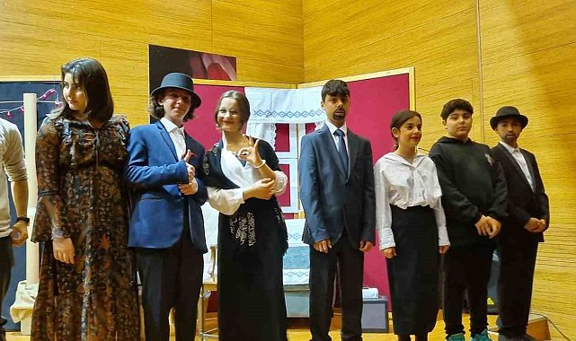 Öğrenciler sahnenin tozunu attırdı