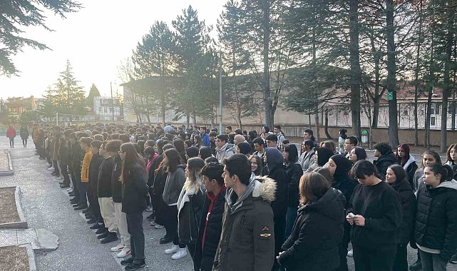 Öğrenciler ve öğretmenler 6 Şubat'ı saygı duruşuyla andı