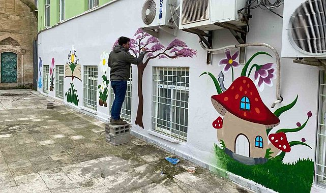 Öğrencilerin motivasyonunu arttırmak için bahçe duvarını süsledi