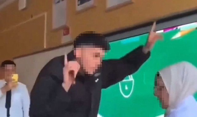 Öğretmenin karşısında oynayıp TikTok videosu çektiler