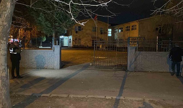 Okul bahçesinde veliye bıçaklı saldırı