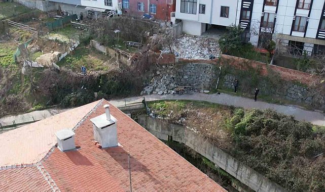 Okul yolunda bulunan istinat duvarı çöktü, okulun ilk gününde veliler tedirgin oldu