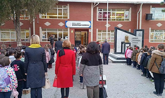 Okullar açıldı, Polisler okul önlerinde görev aldı