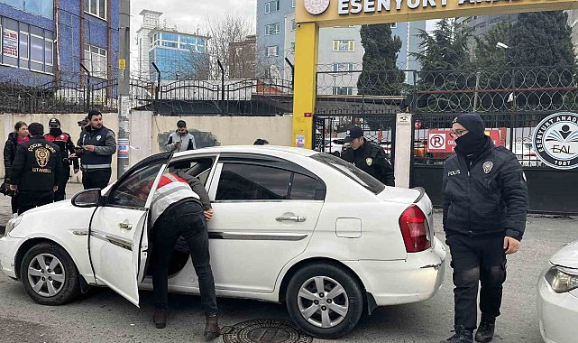 Okulların açılmasıyla birlikte Esenyurt'ta polis ekipleri okul önlerinde denetim gerçekleştirdi